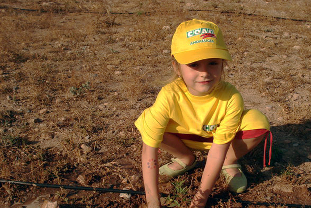 niña agricultora con el uniforme de COAG Almería